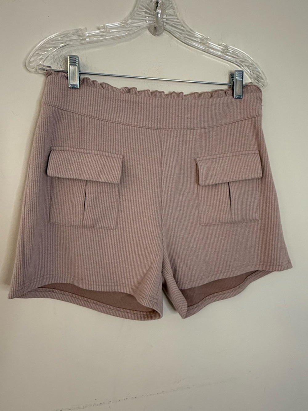 Kittenish tan ribbed ruffle waist zip shorts back pockets SZ M